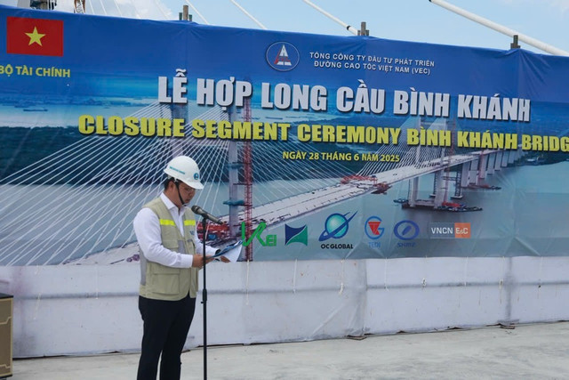 Lễ hợp long cầu Bình Khánh là cột mốc quan trọng. Lễ hợp long cầu Bình Khánh là cột mốc quan trọng.