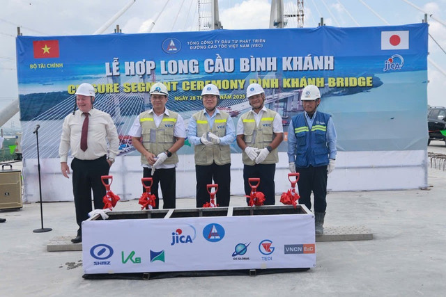 Lễ hợp long cầu Bình Khánh diễn ra vào sáng 28-6. Lễ hợp long cầu Bình Khánh diễn ra vào sáng 28-6.