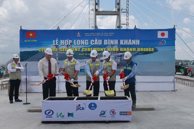 Các đại biểu thực hiện nghi thức hợp long cầu. Các đại biểu thực hiện nghi thức hợp long cầu.