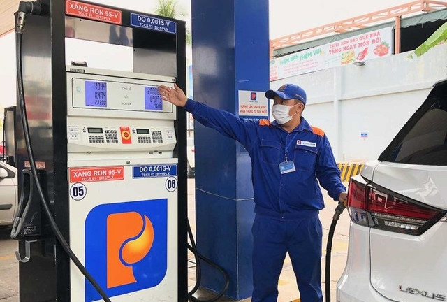 Giá xăng đồng loạt giảm từ chiều nay. Ảnh: Tổng cục Thống kê gia-xang.jpg