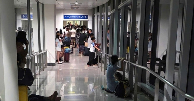 Hình ảnh hành khách mắc kẹt trong hành lang tại sân bay lan truyền trên mạng. Hình ảnh hành khách mắc kẹt trong hành lang tại sân bay lan truyền trên mạng.