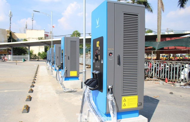 Trạm sạc cho ô tô điện đã được lắp đặt tại bến xe Yên Nghĩa chuẩn bị đưa vào sử dụng. Trạm sạc cho ô tô điện đã được lắp đặt tại bến xe Yên Nghĩa chuẩn bị đưa vào sử dụng.