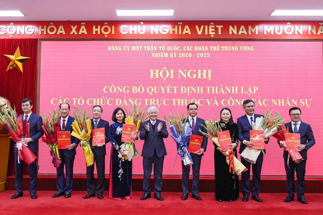 Ông Đỗ Văn Chiến - Ủy viên Bộ Chính trị, Bí thư Trung ương Đảng, Bí thư Đảng ủy Mặt trận Tổ quốc, các đoàn thể Trung ương, Chủ tịch UBTƯ MTTQ Việt Nam trao quyết định cho các đồng chí thuộc 22 tổ chức đảng trực thuộc Đảng ủy Mặt trận Tổ quốc, các đoàn thể Trung ương, ngày 11/2/2025. Ảnh: Quang Vinh. hoi-quan-chung.jpg