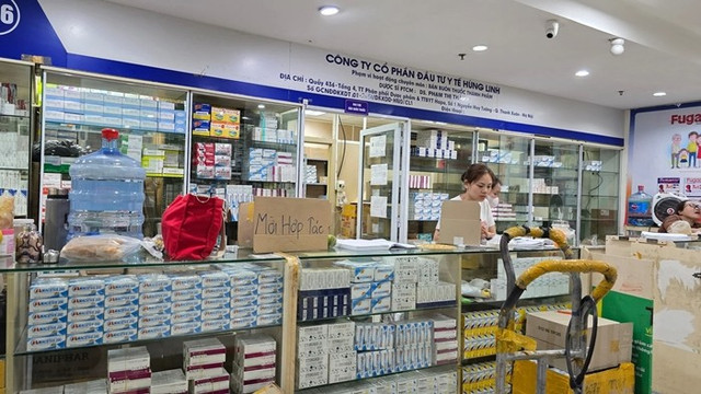 Một quầy thuốc đăng ký tên một công ty, nhưng thực chất lại có nhiều người cùng bán hàng. thuoc3.jpg