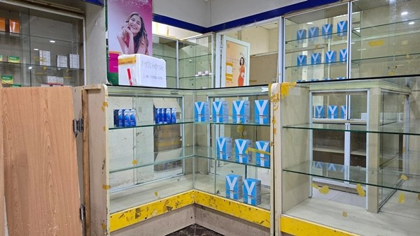 Người thuê không có trình giấy tờ, bằng cấp, chứng nhận hành nghề y cũng sẽ được bán ở quầy thuốc như thế này, chỉ cần có tiền thuê. thuoc4.jpg