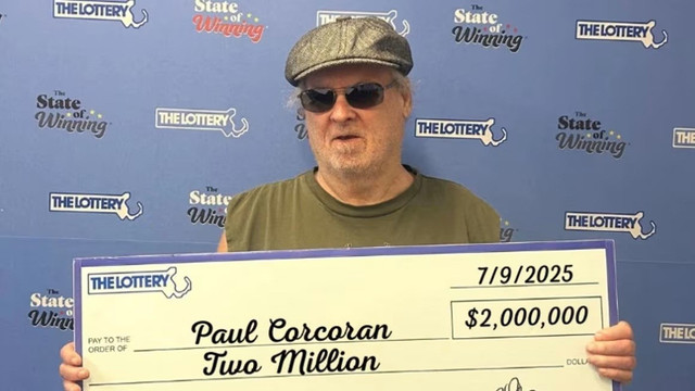 Paul Corcoran trúng số với hai tấm vé Powerball trong kỳ quay số ngày 9/7. Ảnh: Xổ số Massachusetts trieu-phu.jpg