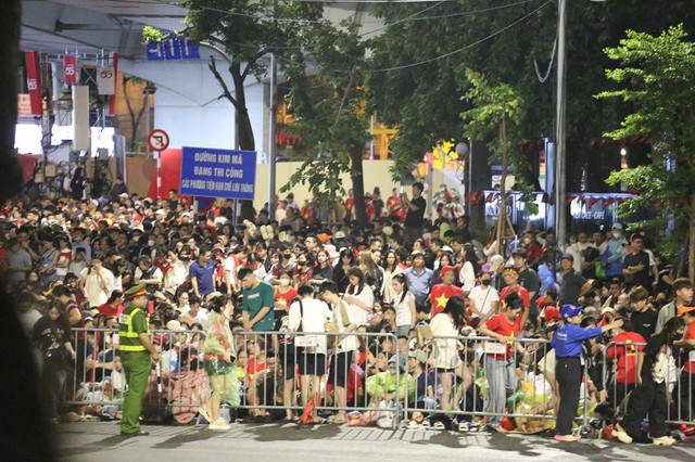 Cả tuyến phố chật kín người. anh11.jpg
