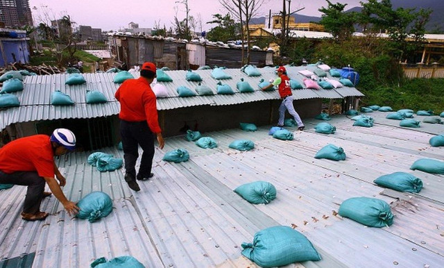 Giảm thiểu tốc mái bằng bao cát. Ảnh: Getty chong-bao1.jpg