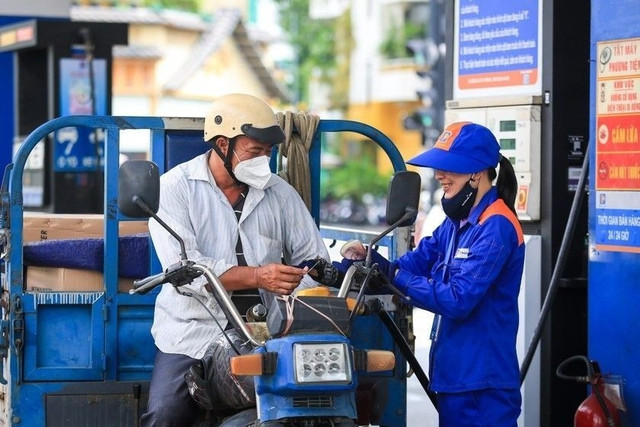 Giá xăng tăng từ 15h hôm nay. Ảnh: Báo Chính Phủ gia-xang.jpg