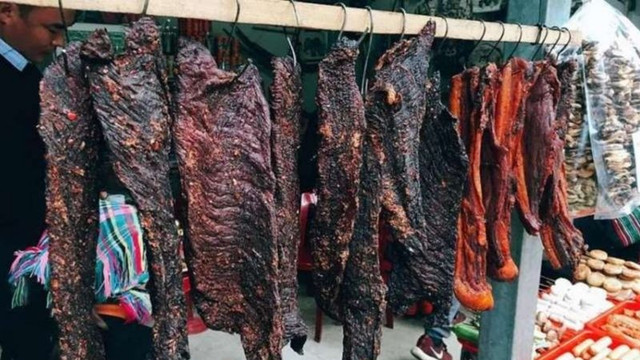 Thịt trâu gác bếp chuẩn màu đen sẫm bên ngoài. Ảnh: Dohafood thit-trau-gac-bep1.jpg