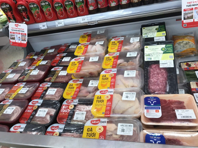 Thịt lợn vẫn dồi dào tại một cửa hàng WinMart+ ở Hà Nội sáng 22/7. Ảnh: Hoàng Minh bao2.jpg