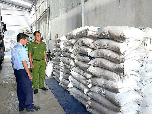 Lực lượng chức năng tỉnh Gia Lai kiểm tra hàng hóa vi phạm. Ảnh: QLTT Gia Lai anh-1.jpg