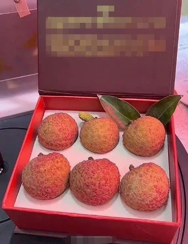 Một hộp vải 6 quả ở Trung Quốc giá hơn 1 tỷ đồng. Ảnh: Chinanews vai-thieu1.jpg