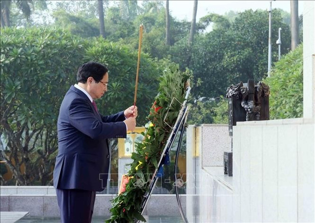 Sáng 12/10/2025, tại Hà Nội, đoàn đại biểu dự Đại hội đại biểu Đảng bộ Chính phủ lần thứ nhất, nhiệm kỳ 2025 - 2030 do đồng chí Phạm Minh Chính, Ủy viên Bộ Chính trị, Bí thư Đảng ủy, Thủ tướng Chính phủ dẫn đầu đến đặt vòng hoa và vào Lăng viếng Chủ tịch Hồ Chí Minh. vieng-lang-bac1.jpg