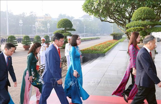 Các đại biểu dự Đại hội Đảng bộ Chính phủ lần thứ nhất, nhiệm kỳ 2025 - 2030 đến đặt vòng hoa và vào Lăng viếng Chủ tịch Hồ Chí Minh. vieng-lang-bac7.jpg