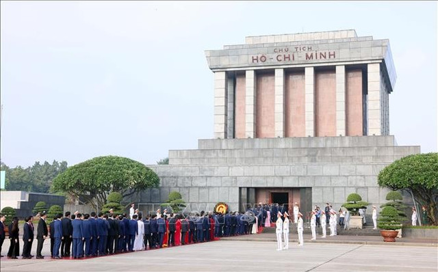 Các đại biểu dự Đại hội đại biểu Đảng bộ Chính phủ lần thứ nhất, nhiệm kỳ 2025 - 2030 đến đặt vòng hoa và vào Lăng viếng Chủ tịch Hồ Chí Minh. vieng-lang-bac8.jpg
