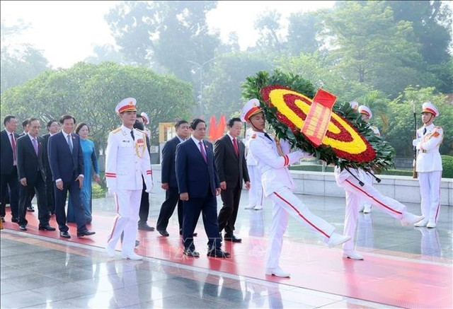 Thủ tướng Phạm Minh Chính dẫn đầu Đoàn đại biểu dự Đại hội Đảng bộ Chính phủ lần thứ nhất đến đặt vòng hoa, dâng hương, tưởng niệm các Anh hùng liệt sĩ. Ảnh: An Đăng/TTXVN vieng-lang-bac2.jpg