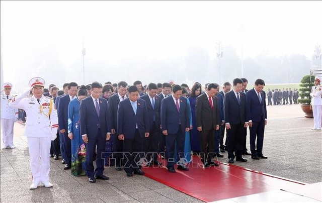 Thủ tướng Chính phủ Phạm Minh Chính và đoàn đại biểu dự Đại hội đại biểu Đảng bộ Chính phủ lần thứ nhất, nhiệm kỳ 2025 - 2030 tưởng niệm Chủ tịch Hồ Chí Minh. vieng-lang-bac3.jpg