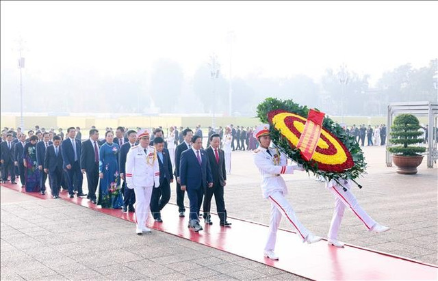 Thủ tướng Chính phủ Phạm Minh Chính và đoàn đại biểu dự Đại hội đại biểu Đảng bộ Chính phủ lần thứ nhất, nhiệm kỳ 2025 - 2030 đến đặt vòng hoa và vào Lăng viếng Chủ tịch Hồ Chí Minh. vieng-lang-bac4.jpg