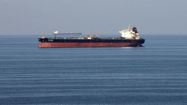 Tàu chở dầu đi qua Eo biển Hormuz. Ảnh: Reuters gia-dau2.jpg