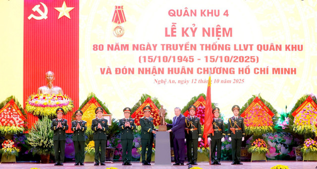 Tổng Bí thư Tô Lâm tặng lực lượng vũ trang Quân khu 4 tác phẩm “Bác Hồ về thăm quê năm 1961”. (Ảnh: Thành Duy). Tổng Bí thư Tô Lâm tặng lực lượng vũ trang Quân khu 4 tác phẩm “Bác Hồ về thăm quê năm 1961”. (Ảnh: Thành Duy).
