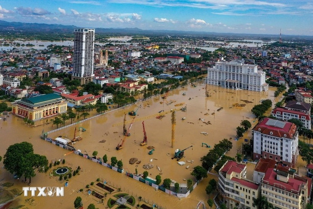 Khu vực trung tâm của tỉnh Thái Nguyên ngập sâu trong nước lũ. (Ảnh: Phạm Tuấn Anh/TTXVN) ung-ho1.jpg