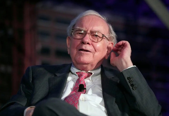 Tỷ phú Warren Buffett sẽ rời ghế CEO Berkshire Hathaway vào cuối năm nay. Ảnh: CNBC ty-phu.jpg