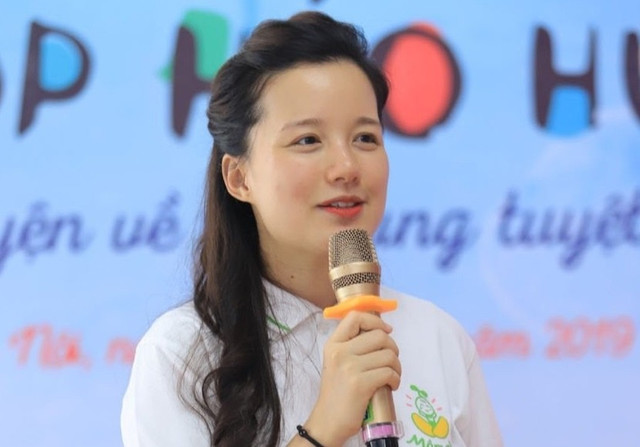 MC Minh Trang càng giải thích càng bị chỉ trích. MC Minh Trang càng giải thích càng bị chỉ trích.