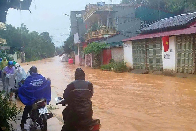 Người dân phải di chuyển xe lên chỗ cao để chờ nước rút mới đi tiếp. Ảnh: D.Q lang-son3.jpg