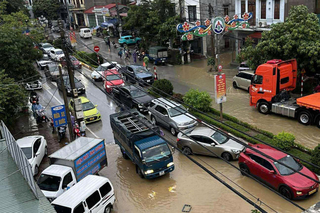 Nhiều ô tô phải dừng tại đầu các điểm ngập để tránh thiệt hại. Ảnh: D.Q lang-son5.jpg
