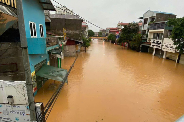 Khu vực hầm chui tại TP Lạng Sơn biến thành sông sau trận mưa lớn. Ảnh: D.Q lang-son1.jpg