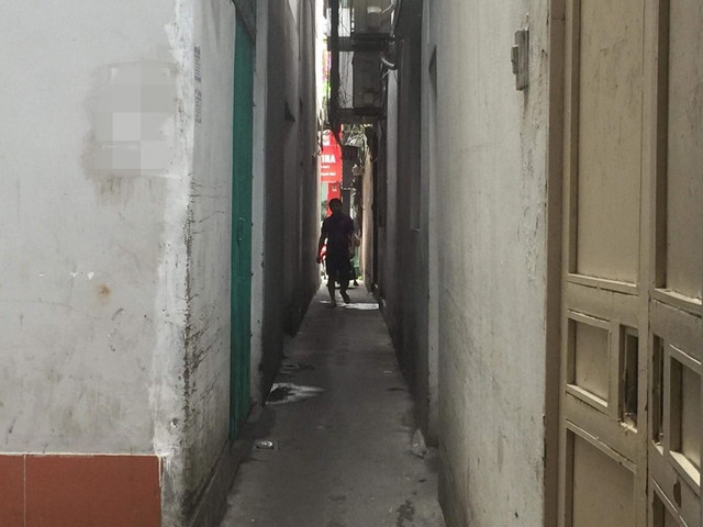 Nhà ống trong ngõ nhỏ chật chội, thiếu sáng. Ảnh minh họa nha-ong.jpg