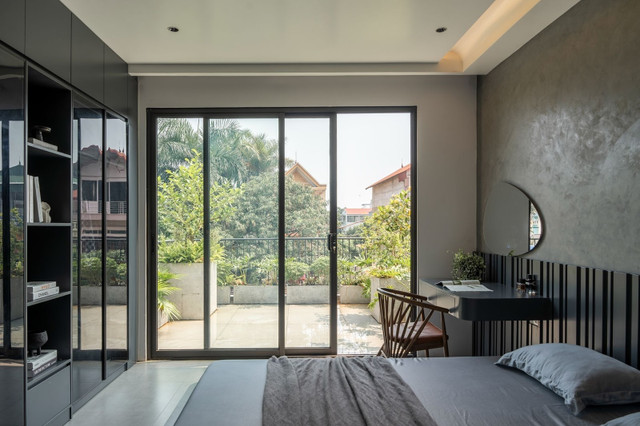Phòng ngủ được bố trí khu vườn riêng cho ánh nắng sớm nhẹ nhàng xuyên qua cửa sổ, mang đến một trải nghiệm thật thư thái. Ảnh: Cao Hòa/T3A.Atelier nha-pho9.jpg