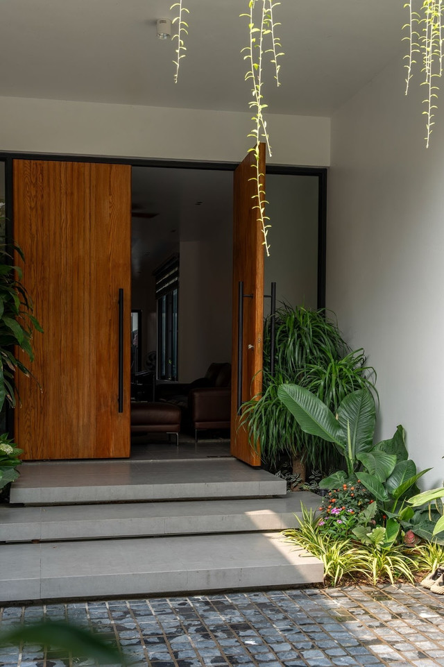 Đáp ứng yêu cầu của gia chủ, kiến trúc sư tạo ra những khu vườn nhỏ làm khoảng đệm chuyển tiếp giữa không gian sống. Ảnh: Cao Hòa/T3A.Atelier nha-pho2.jpg