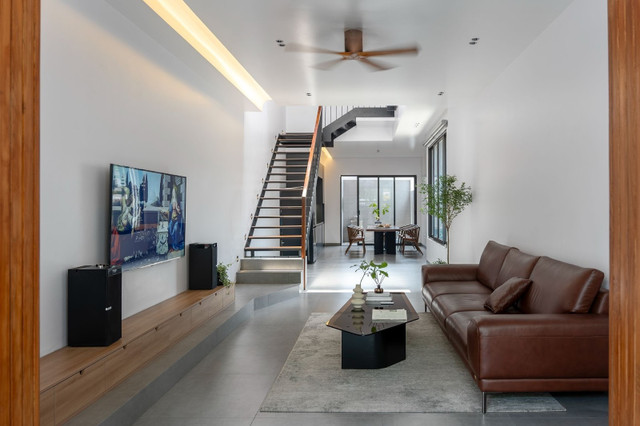 Phòng khách đặt cạnh giếng trời luôn thoáng đãng. Ảnh: Cao Hòa/T3A.Atelier nha-pho6.jpg