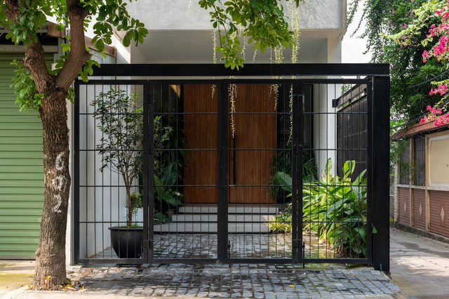 Khu vườn hạn chế tiếng ồn, khói bụi, đồng thời mang lại cảm giác thư thái. Ảnh: Cao Hòa/T3A.Atelier nha-pho3.jpg