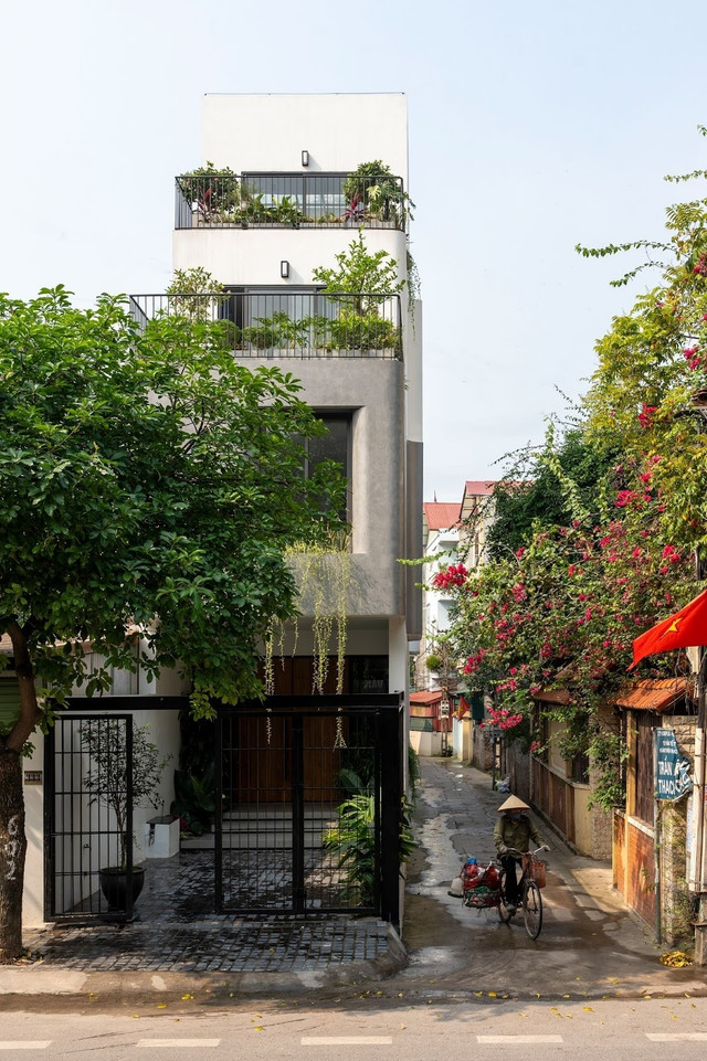 Nằm tại xã Vân Nội (huyện Đông Anh, Hà Nội), ngôi nhà được xây trên lô đất có chiều rộng hẹp và chiều sâu lớn. Yêu cầu của gia chủ là căn nhà “mở” và “thở”, kết nối giữa người với người, giữa con người và thiên nhiên. Ảnh: Cao Hòa/T3A.Atelier nha-pho1.jpg