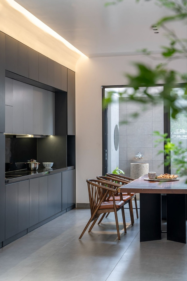Khu bếp cũng ngập sáng. Ảnh: Cao Hòa/T3A.Atelier nha-pho7.jpg