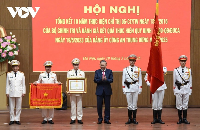 Tổng Bí thư Tô Lâm thay mặt lãnh đạo Đảng, Nhà nước trao tặng bằng chứng nhận danh hiệu Anh hùng lực lượng vũ trang cho Cục An ninh mạng và phòng chống tội phạm sử dụng công nghệ cao (A05) - Bộ Công an. (Ảnh: Trọng Phú) anh-hung3.jpg