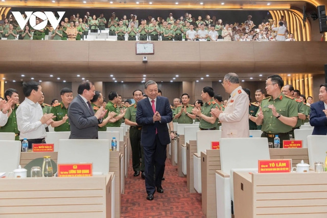 Tổng Bí thư Tô Lâm và các vị lãnh đạo Đảng, Nhà nước tại Hội nghị. (Ảnh: Trọng Phú) anh-hung1.jpg