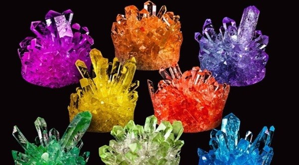 Theo các chuyên gia, trào lưu nuôi tinh thể không có gì sai nếu được tổ chức trong môi trường giáo dục chuẩn, với quy trình an toàn và hướng dẫn đầy đủ. Ảnh minh họa anh2.jpg