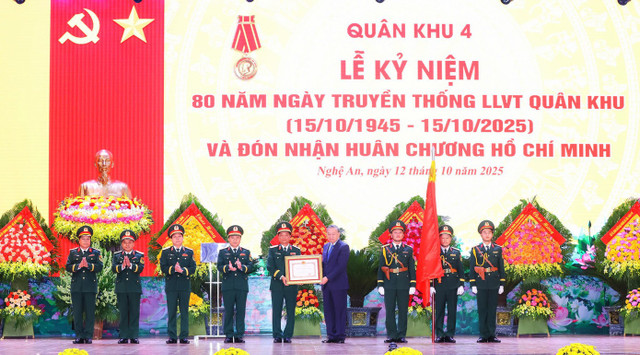 Tổng Bí thư Tô Lâm trao tặng Huân chương Hồ Chí Minh cho Quân khu 4. (Ảnh: Thành Duy). Tổng Bí thư Tô Lâm trao tặng Huân chương Hồ Chí Minh cho Quân khu 4. (Ảnh: Thành Duy).