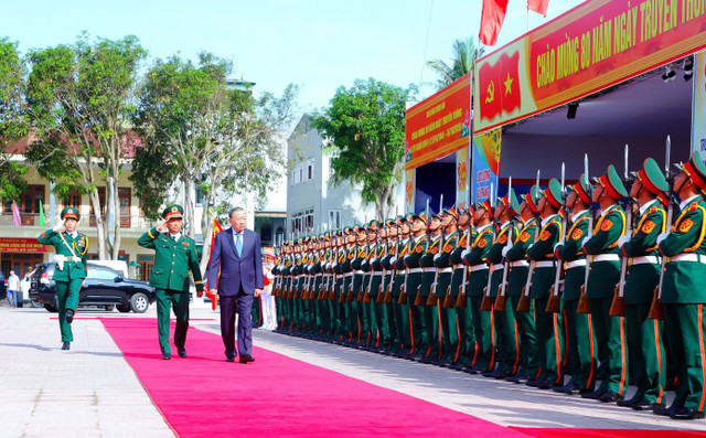 Tổng Bí thư Tô Lâm duyệt đội danh dự Lực lượng vũ trang Quân khu 4. (Ảnh: Thành Duy). Tổng Bí thư Tô Lâm duyệt đội danh dự Lực lượng vũ trang Quân khu 4. (Ảnh: Thành Duy).