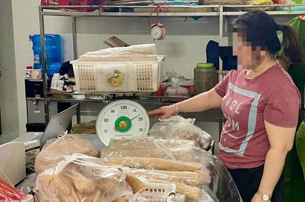 Số giò, chả sử dụng hàn the tại cơ sở sản xuất của bà Nguyễn Thị Ngọc (Ảnh: CA). anh-1-10.jpg