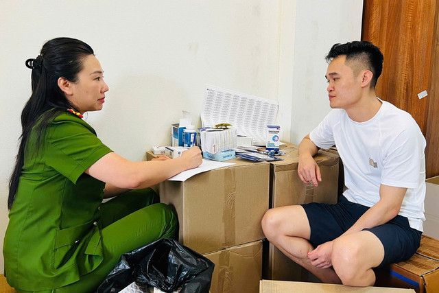 Cơ quan công an làm việc với đối tượng. Ảnh: CACC thuc-pham2.jpg
