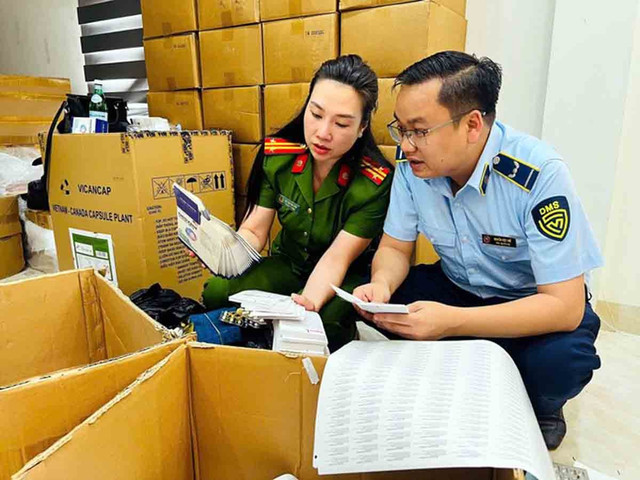 Cơ quan chức năng kiểm đếm thực phẩm chức năng giả. Ảnh: CACC thuc-pham.jpg