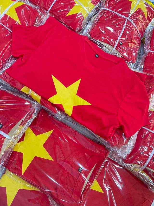 Áo phông in hình cờ đỏ sao vàng đang là mặt hàng hút khách trước lễ 2/9. Ảnh: Facebook co-do-sao-vang.jpg