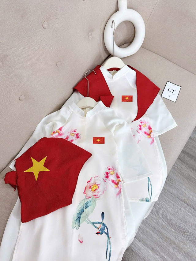 Áo dài in hình cờ đỏ sao vàng. Ảnh: Facebook co-do-sao-vang4.jpg