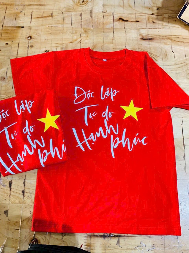 Nhiều áo còn thiết kế sáng tạo kết hợp dòng chữ “Độc lập – Tự do – Hạnh phúc”. Ảnh: Facebook co-do-sao-vang2.jpg