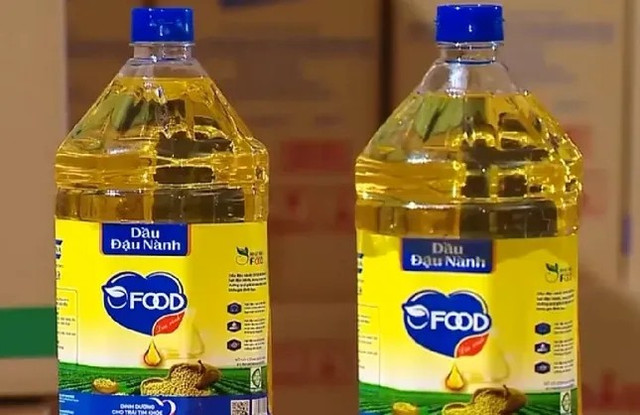 Dầu ăn Ofood không đạt chuẩn an toàn thực phẩm. Ảnh: VTV dau-an4.jpg